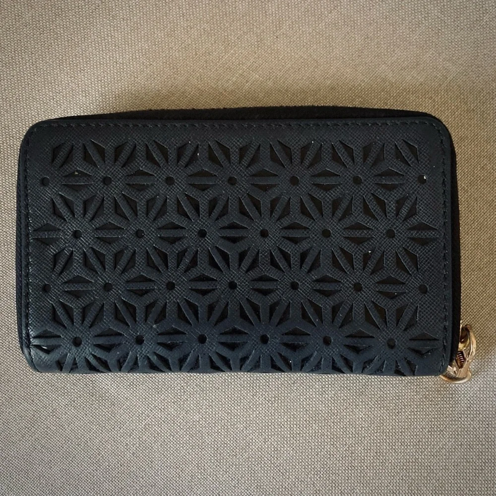 Tory Burch Perforated Logo Zip Wallet Wristlet – Black Saffiano Leather